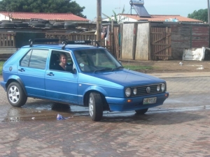 Met de auto naar werk.