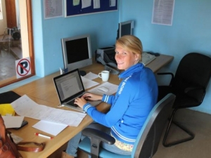 Ellen aan de administratie