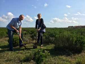 Johan en Astrid zijn alvast begonnen met de grondwerkzaamheden
